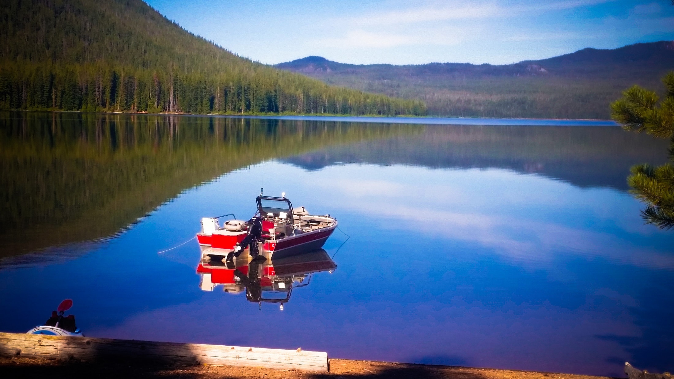 Моторная лодка и озеро. Рыбацкие лодки Орегон. Cultus Lake. Fisherman Motor Boat Lake River Forest. Winter Ice Fishing.